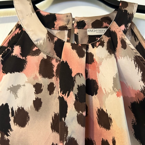 Cute halter, sleeveless, graphic print Eva Mendes blouse with pleated detail. - Picture 2 of 5